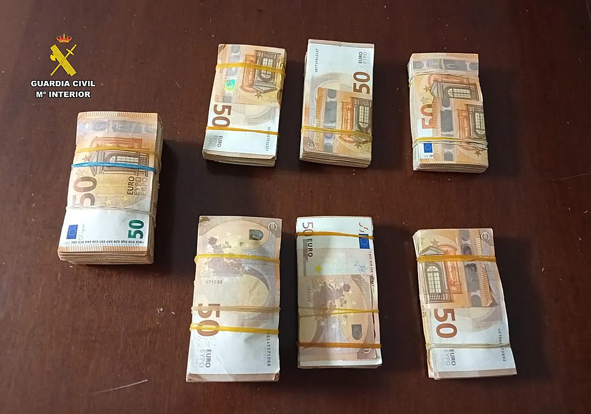 Intervenidos en Albacete 100.000 euros en una caja de zapatos junto a la rueda de repuesto de un coche