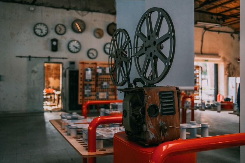 En un pueblo de León hay 150 proyectores de cine que deberían estar en un museo. El problema es que todos funcionan