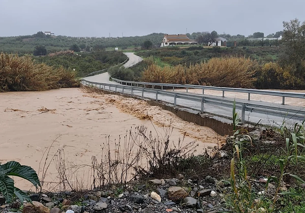 Francis provoca desprendimientos en Guaro y mantiene en alerta a Cártama por la crecida del Guadalhorce