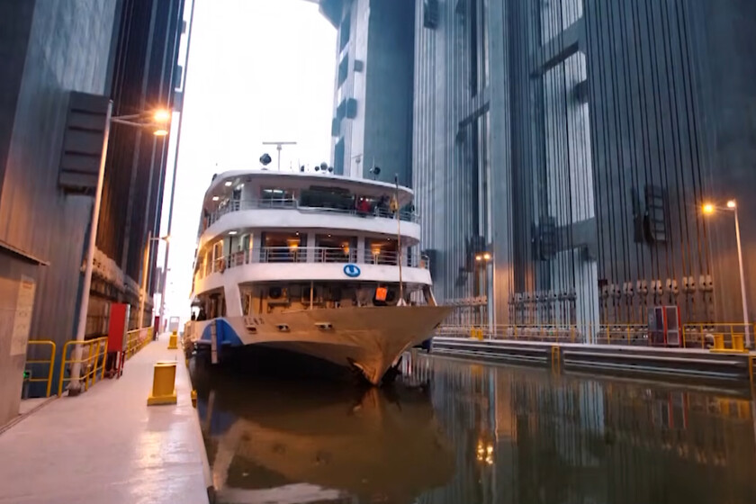 Al inundar ciudades enteras para represar su río más grande, China ha obligado literalmente a sus barcos a ascender en ascensor