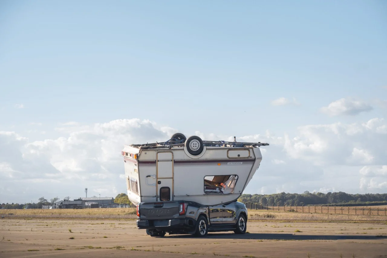 Toyota recupera la prueba más brutal de Top Gear: 760 kg caen desde 9 metros sobre la Hilux eléctrica
