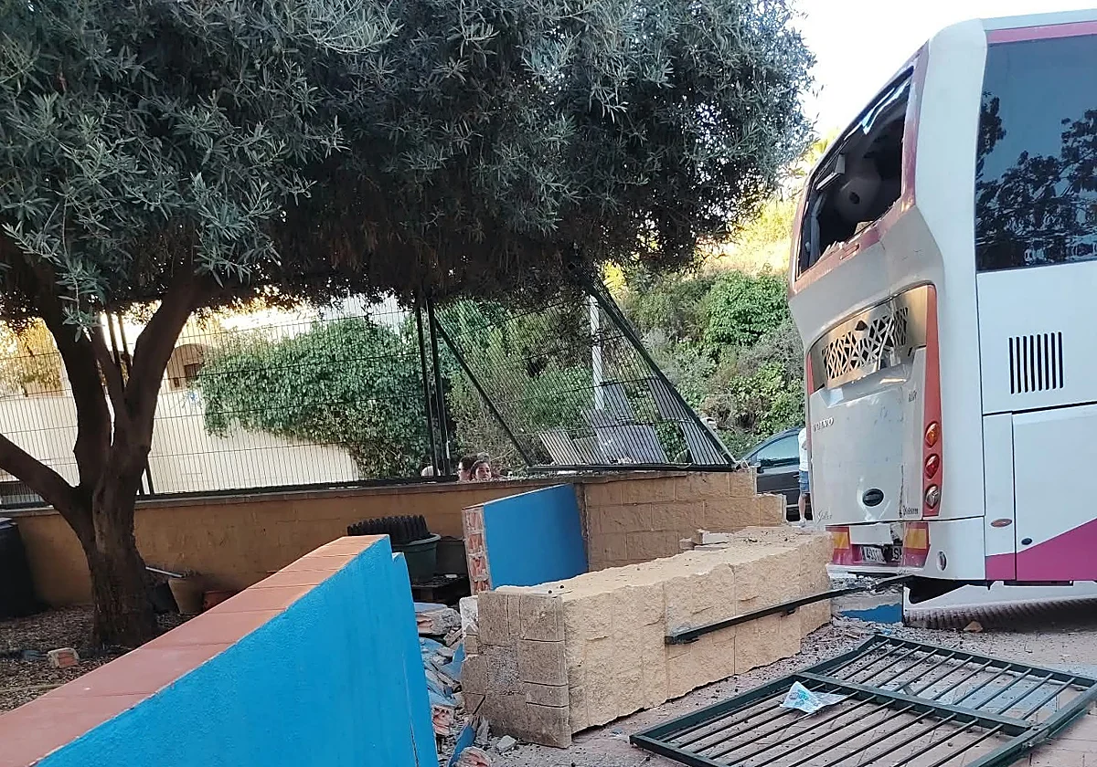 Alarma en un colegio de Rincón de la Victoria: dos accidentes de bus consecutivos a la hora de entrada de los niños