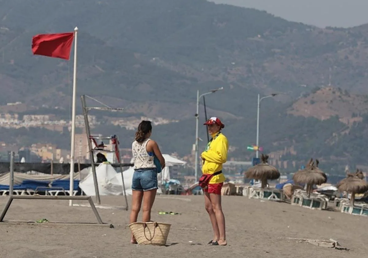 Vuelven a detectar la bacteria E. coli en cuatro playas de Málaga capital y el Ayuntamiento recomienda evitar el baño
