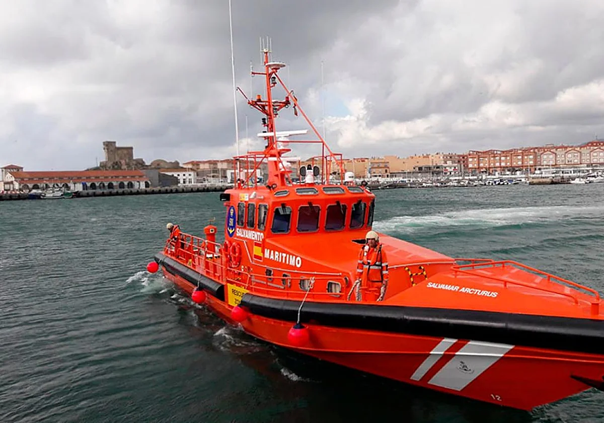 Localizan en aguas de Estepona otro cadáver con neopreno y flotador, el cuarto en un mes