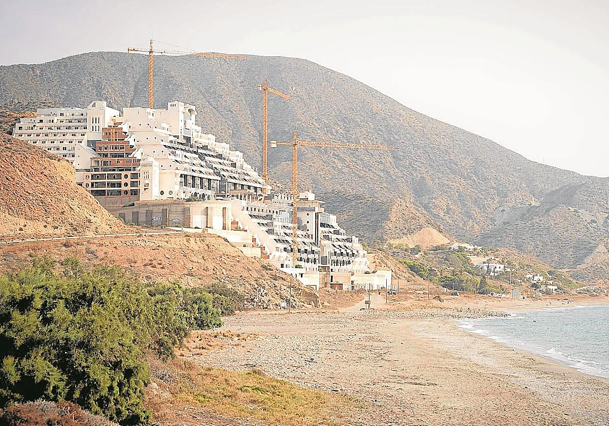 La Junta acelera en El Algarrobico sin fecha de derribo y retrata los plazos fallidos del Gobierno