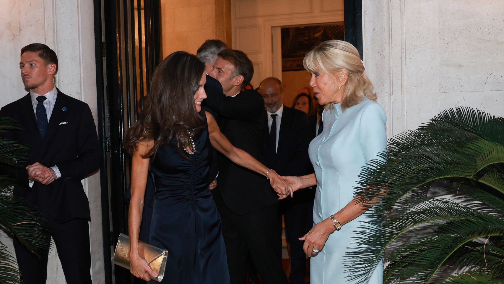 El guiño de la reina Letizia a Francia en su despedida a la primera dama Brigitte Macron en la embajada