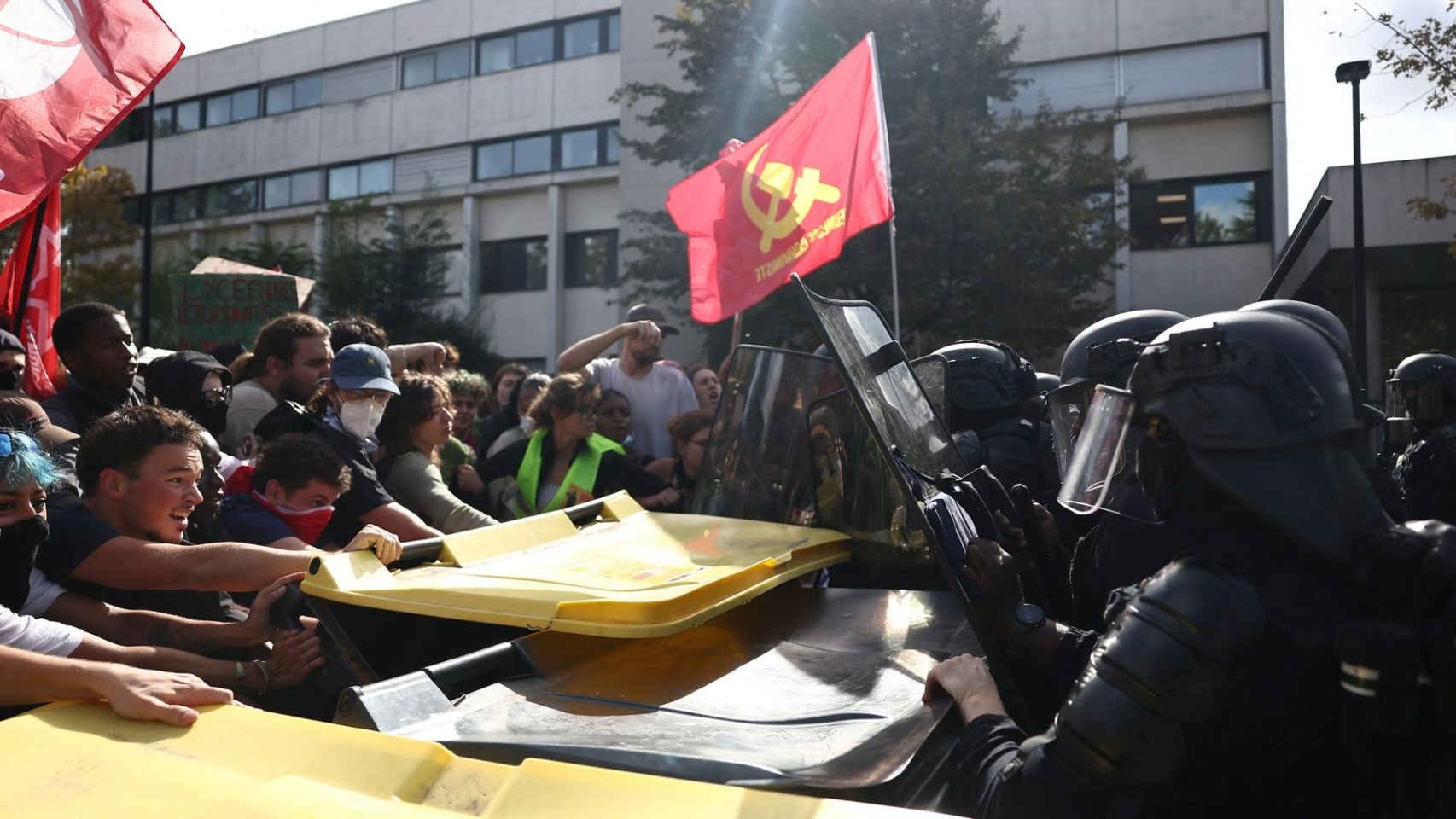 Francia convoca un gabinete de crisis tras el incendio de un instituto en Nantes durante las protestas estudiantiles