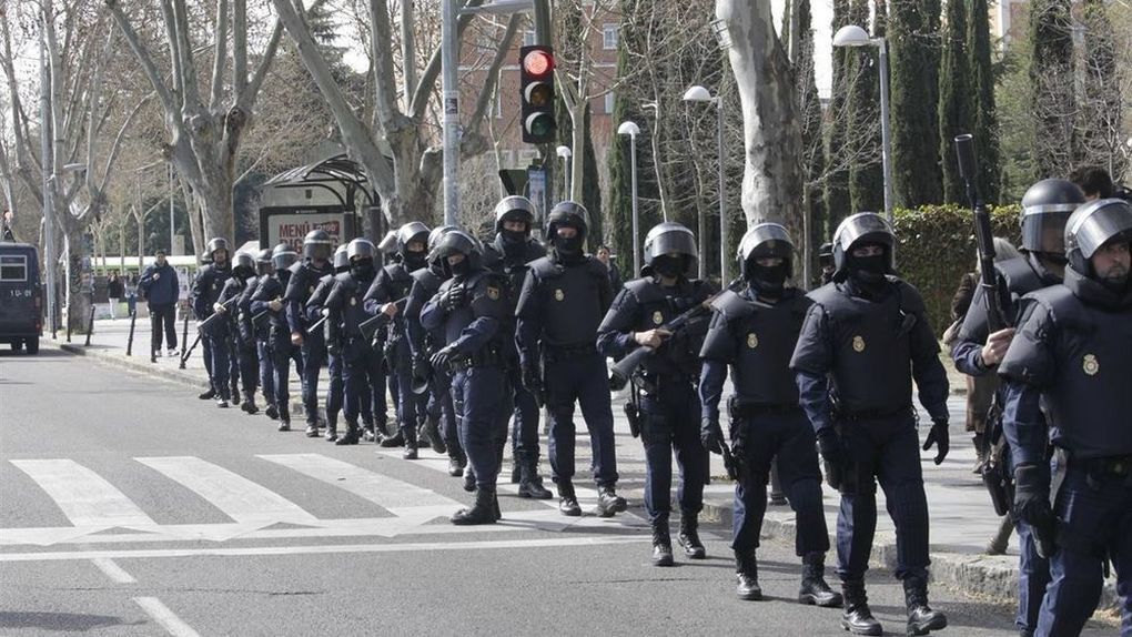 La Policía blinda el Congreso con 600 antidisturbios en previsión de que los acampados de Sol lo cerquen este viernes