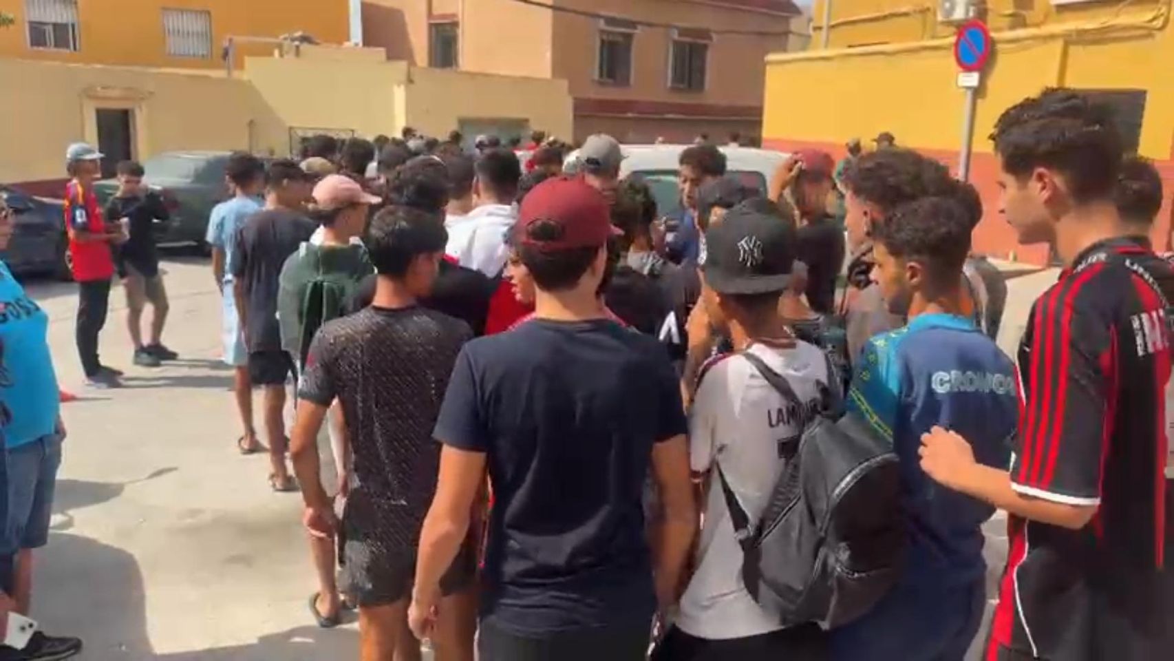 Cientos de menores salen de sus escondites en Ceuta por el rumor de que serán filiados: "Saben que viene Sira Rego"