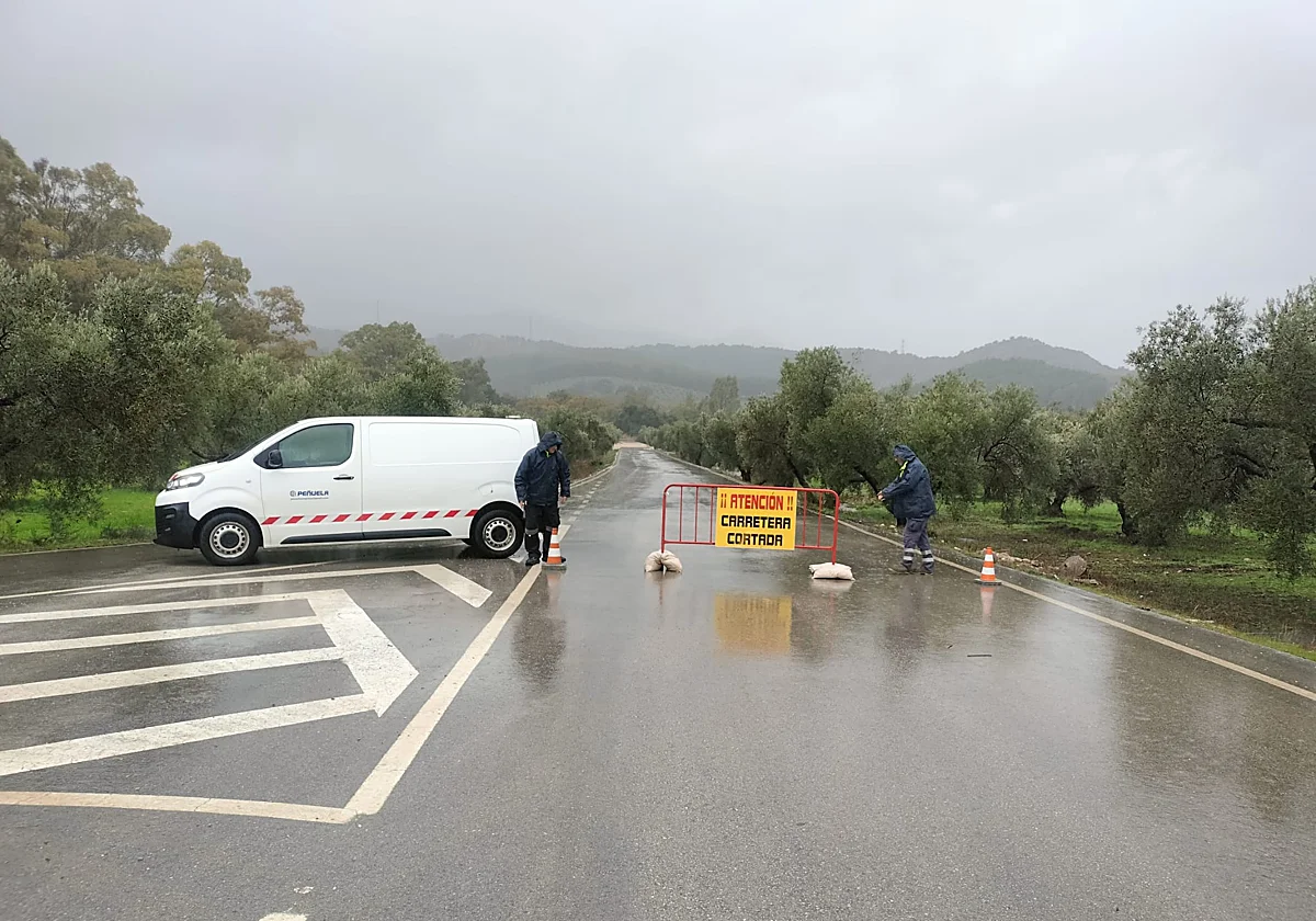 Cortan la MA-5401, desde Ardales a Casarbonela, y la A-7059 a su paso por Alhaurín el Grande por balsas de agua