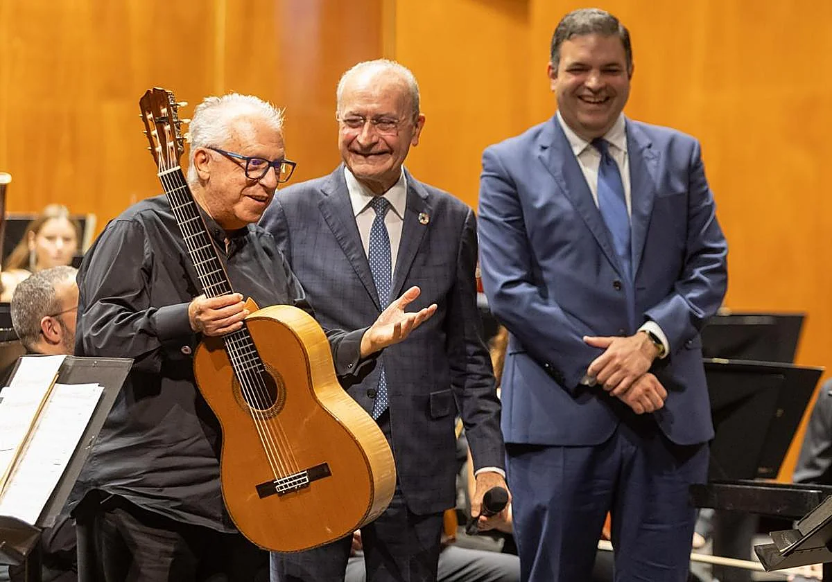 El alcalde de Málaga propone a Pepe Romero como Hijo Predilecto en un concierto de clausura histórico
