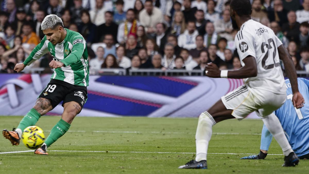 Cucho Hernández: "Hay que competir mucho mejor, agachar la cabeza y corregir"