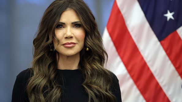 Kristi Noem, exsecretaria de Estados Unidos, se divorcia tras las fotos de su marido travestido en foros de bimboficación