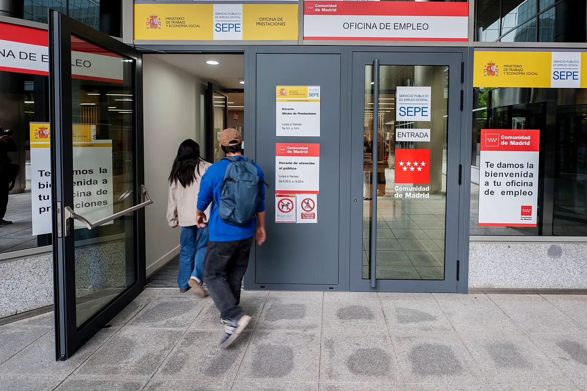 El paro sube en 23.587 personas y la regularización de inmigrantes impulsa un dato récord de empleo