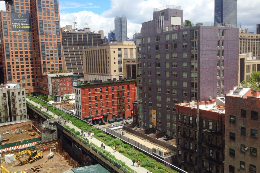 El último tren que cruzó Manhattan llevaba vagones de pavos congelados. 20 años después, la naturaleza convirtió sus vías en una idea brillante
