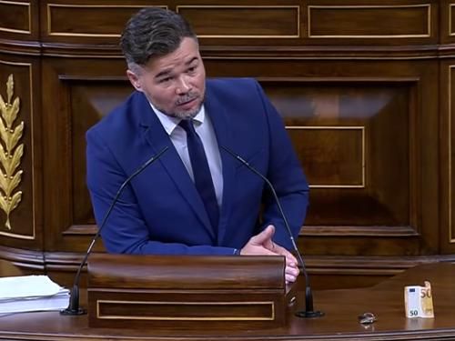 Rufián muestra un billete de 50€ a Nogueras: "Esta es su estelada, salgan a la calle a descojonarse, pero sin escolta"