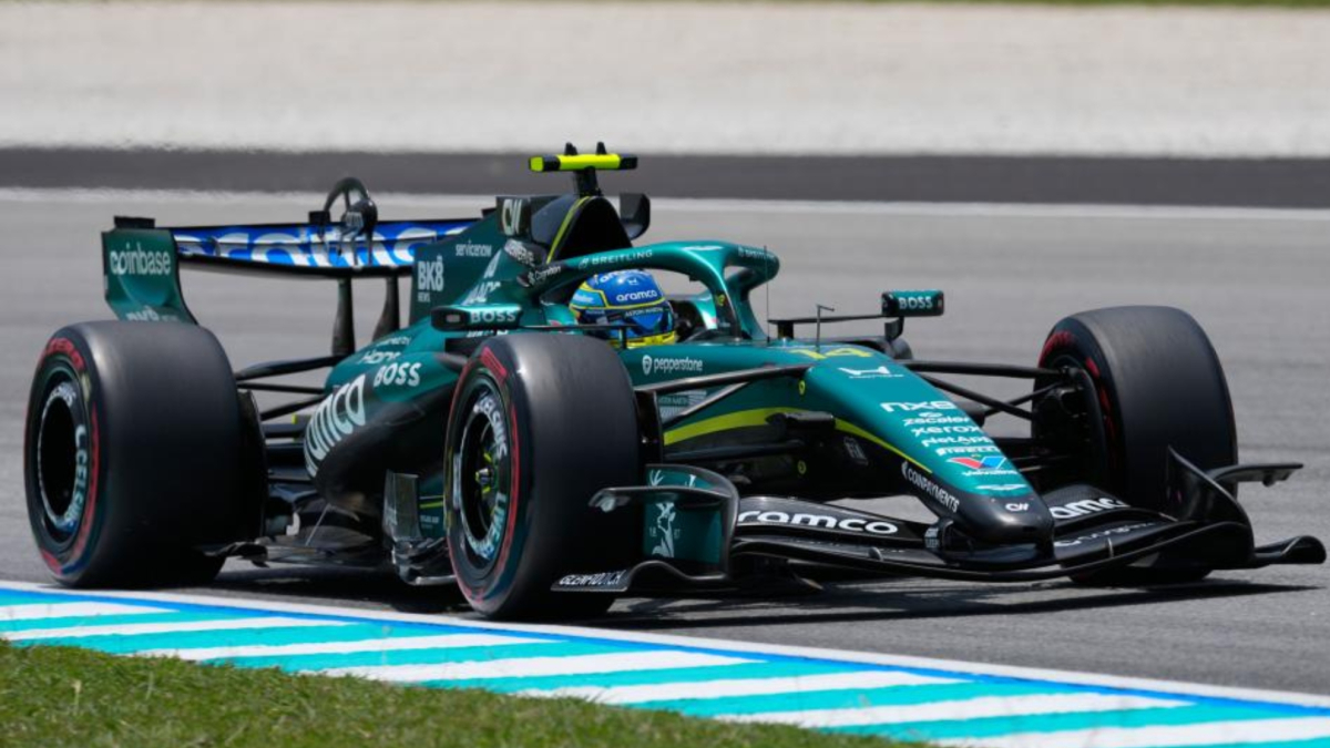Aston Martin sale de las sombras