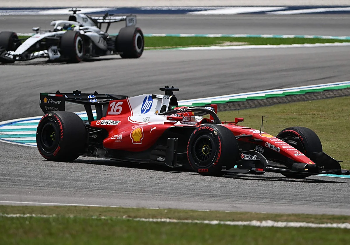 Sepang avisa a Mercedes y Verstappen y Leclerc se reparten el viernes