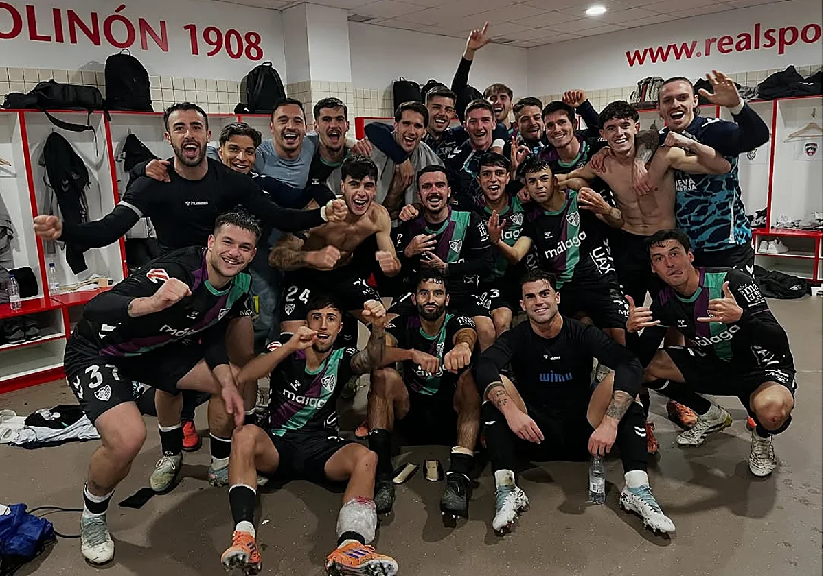 Las taquillas de los jugadores del Málaga en El Molinón, con los escudos impresos de sus clubes formativos