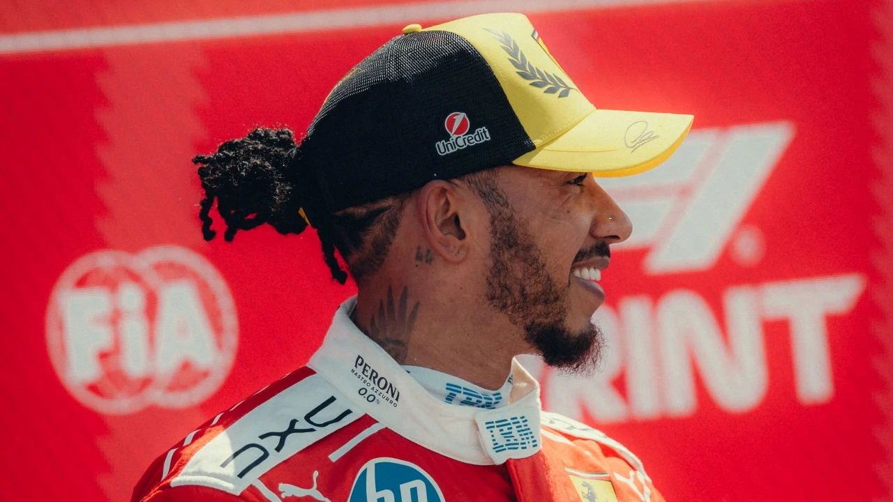 Hamilton rinde tributo a Alonso tras su renovación: «Dale un buen coche y estará delante»