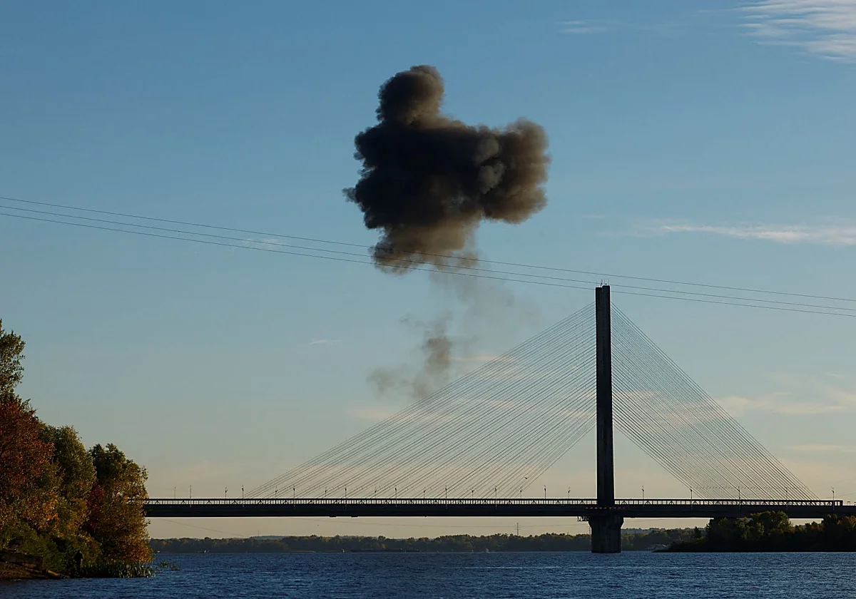 Drones rusos bombardean un importante puente sobre el río Dniéper en Kiev
