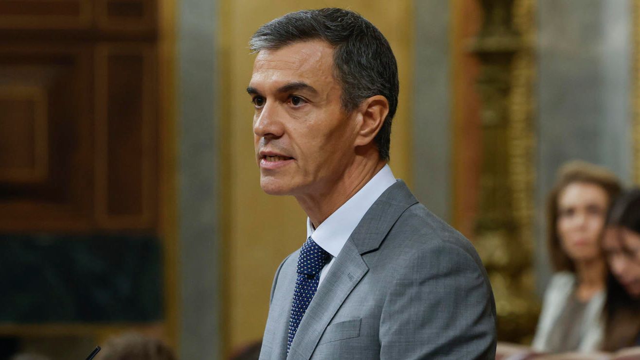 La humillación de Sánchez: el mantra de las urnas en 2027, sepultado bajo el castillo de naipes de su falsa mayoría