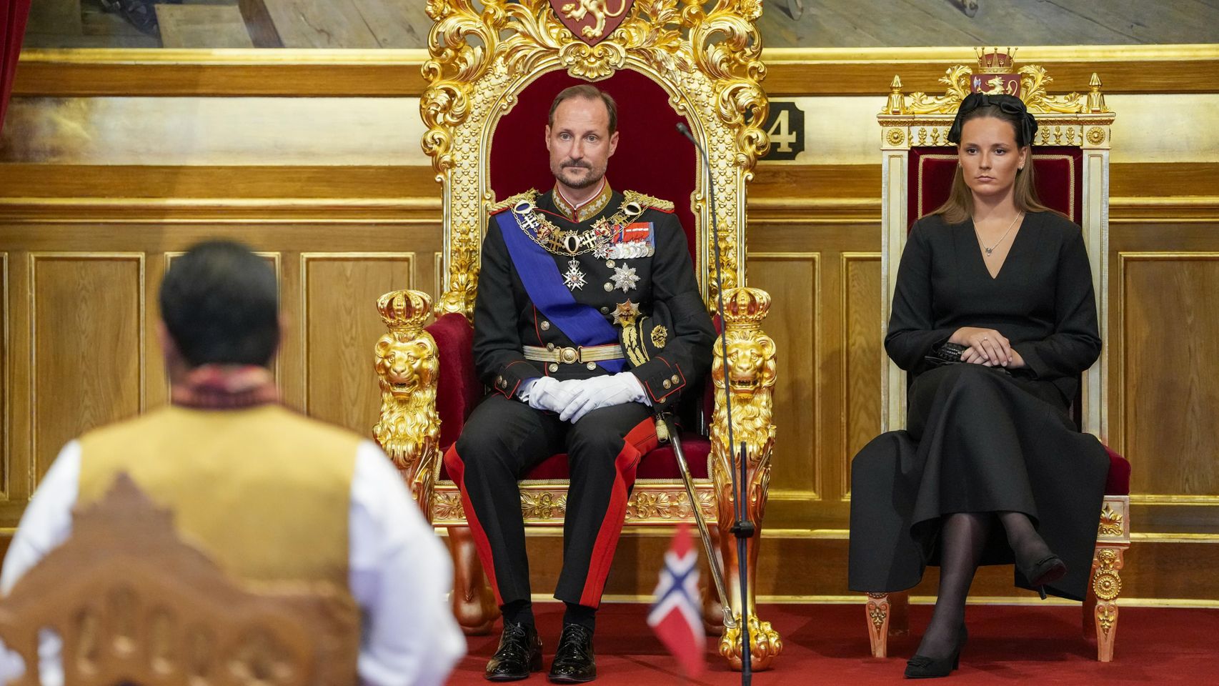 Haakon VIII, de nuevo sin Mette-Marit, preside la apertura del Parlamento: Ingrid vuelve a ocupar la silla vacía de la Reina