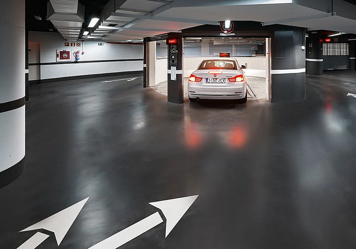 ¿Sabías lo que es un ascensor para coches? Descubre quién puede montarlo, qué revisiones hay que pasar ó cuánto puede cargar