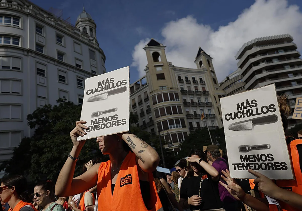 Miles de personas recorren las calles de todo el país tras la caída de los decretos de vivienda