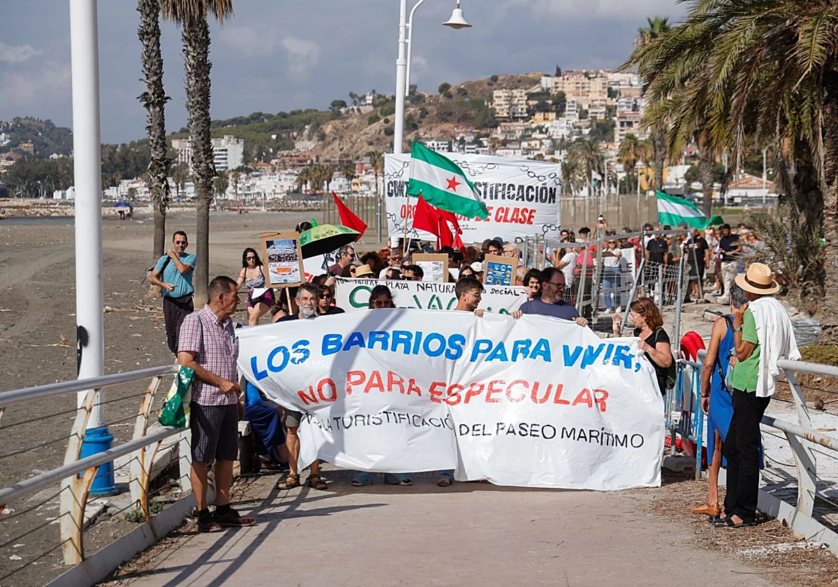 Unas 300 personas recorren el paseo marítimo de El Palo para denunciar la turistificación del barrio