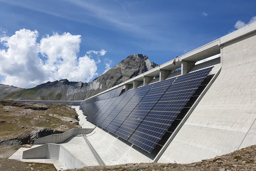 Los suizos han puesto casi 5.000 paneles solares en una presa a 2.500 metros. Tienen una razón: el invierno