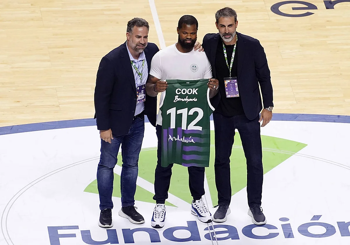 Omar Cook recibe el cariño del Unicaja y su afición
