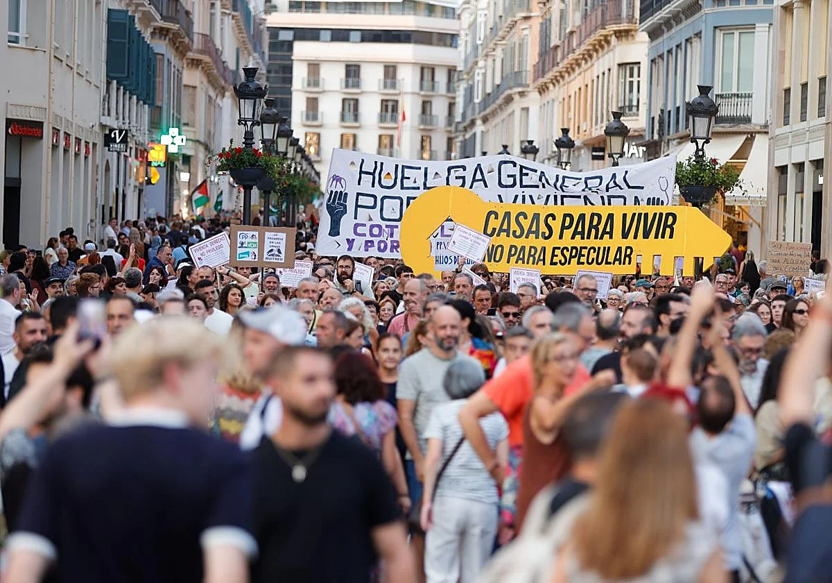 Miles de personas marchan por el Centro por la falta de vivienda y para llamar a una huelga general