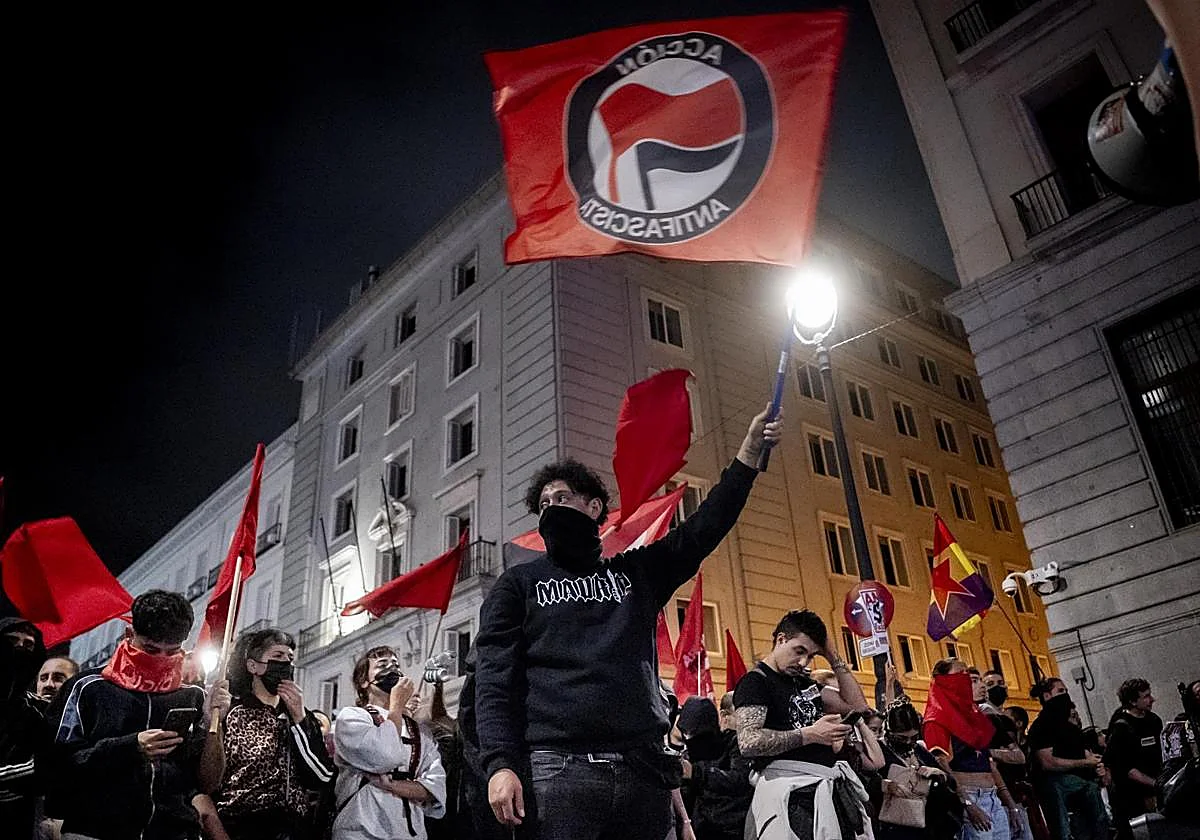 Unas 400 personas de grupos de ultraderecha se concentran en Madrid contra la acampada de Sol
