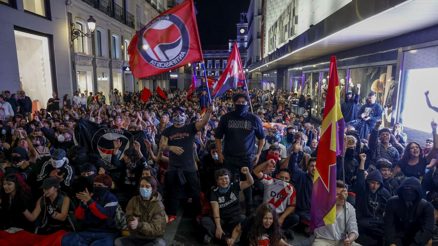 La Policía arresta a tres ultraderechistas que intentaban llegar a la acampada de Sol y evita peleas con los manifestantes
