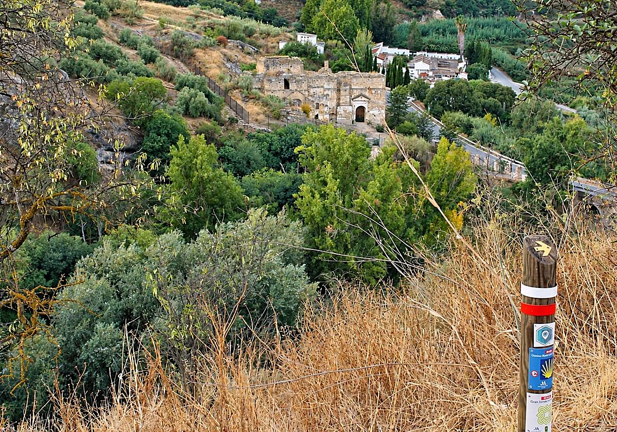El rincón entre olivos donde coinciden restos de un convento y una iglesia excavada en la roca