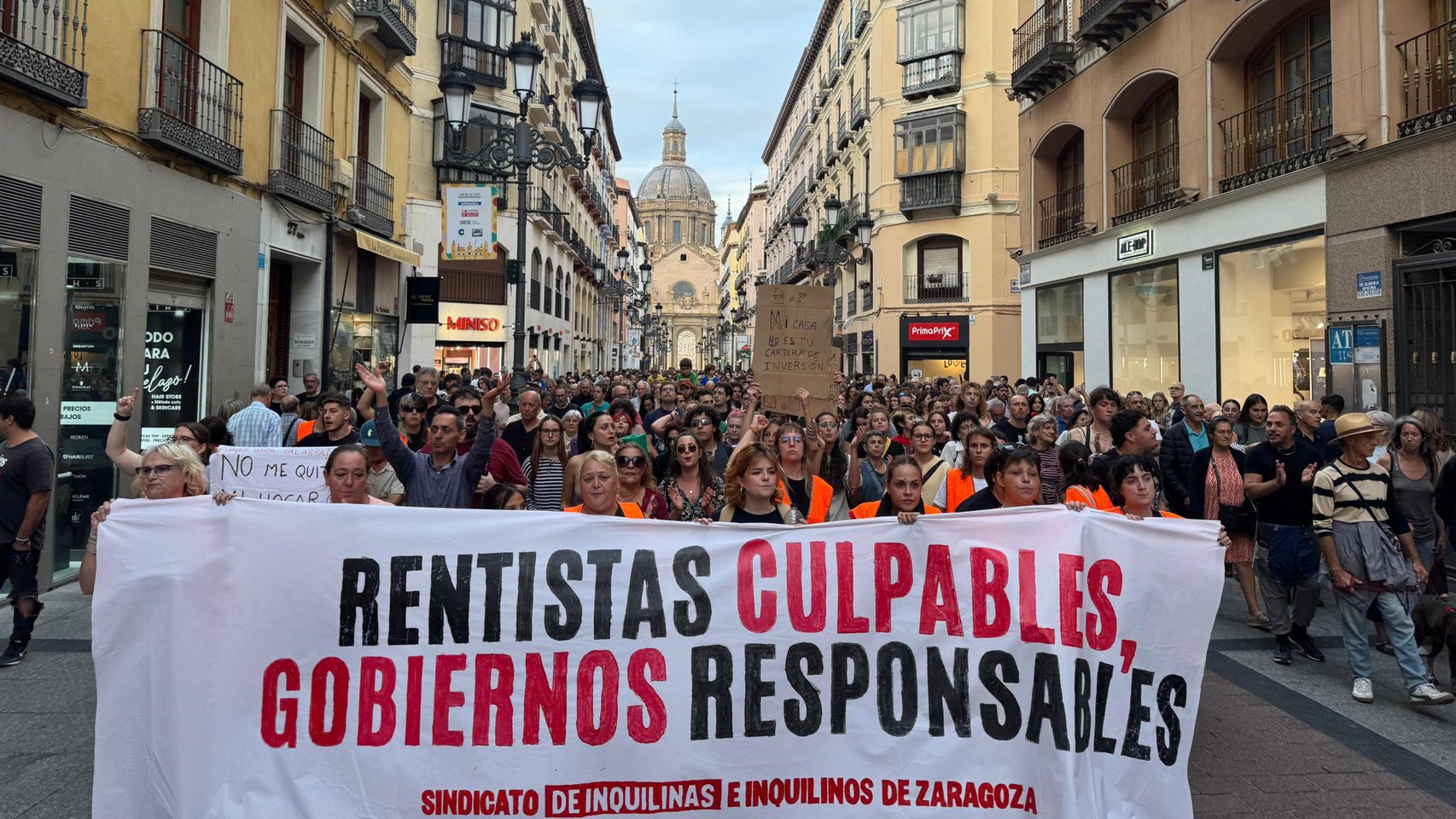 Zaragoza se manifiesta por el derecho a la vivienda y marchan ya por las calles: "Ningún desahucio sin respuesta"
