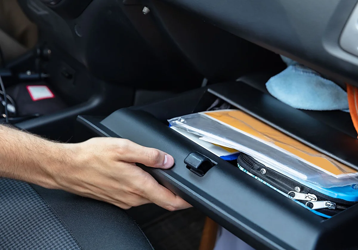 Los papeles del coche que ya no necesitas llevar dentro, y los sí imprescindibles