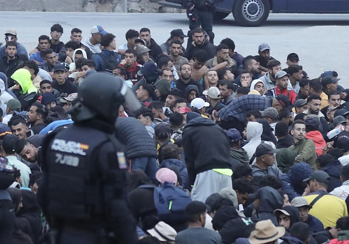 La Policía desaloja una parte del campamento de migrantes en la playa de El Trampolín de Ceuta
