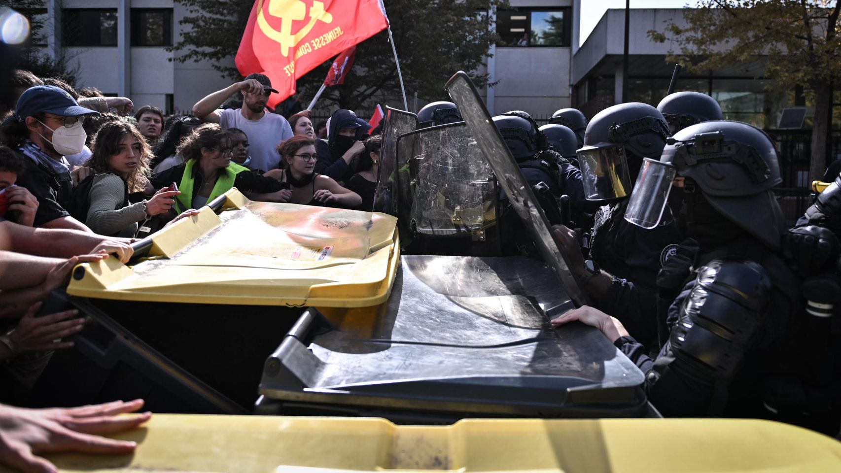 Las protestas estudiantiles elevan la tensión en Francia: dos personas son detenidas por linchar a un policía