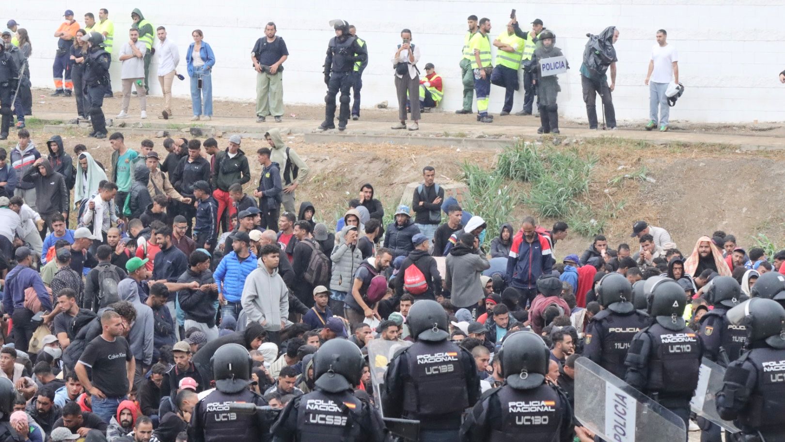 La Policía fuerza decenas de salidas de Ceuta advirtiendo a los migrantes que si piden asilo se les negará y no podrán volver