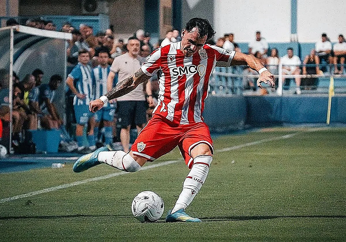 Álex Sola, de la UD Almería, empotra su coche y da positivo en un test de alcoholemia