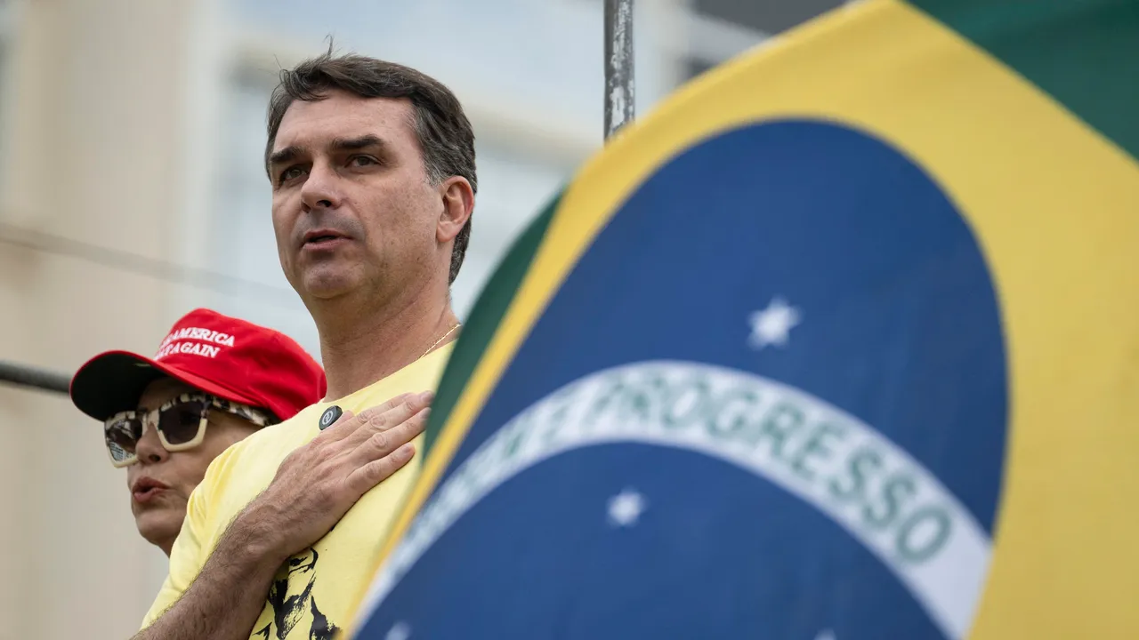 Un triunfo de Flávio Bolsonaro en Brasil pondría el 95% de la Amazonía bajo gobiernos de derecha