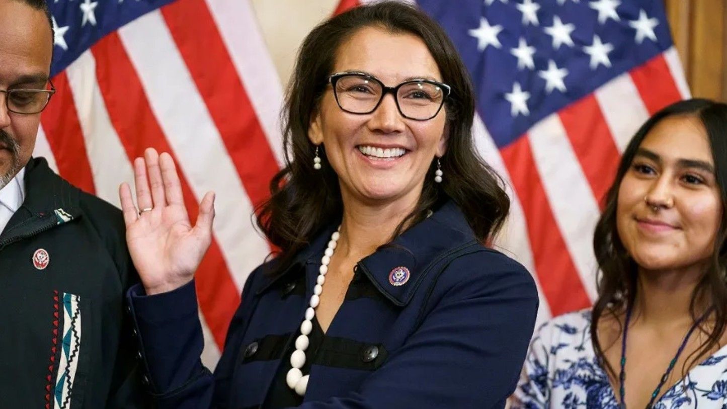 Peltola, la demócrata que puede dar el golpe de gracia a Trump ganando en Alaska el escaño decisivo para el Senado