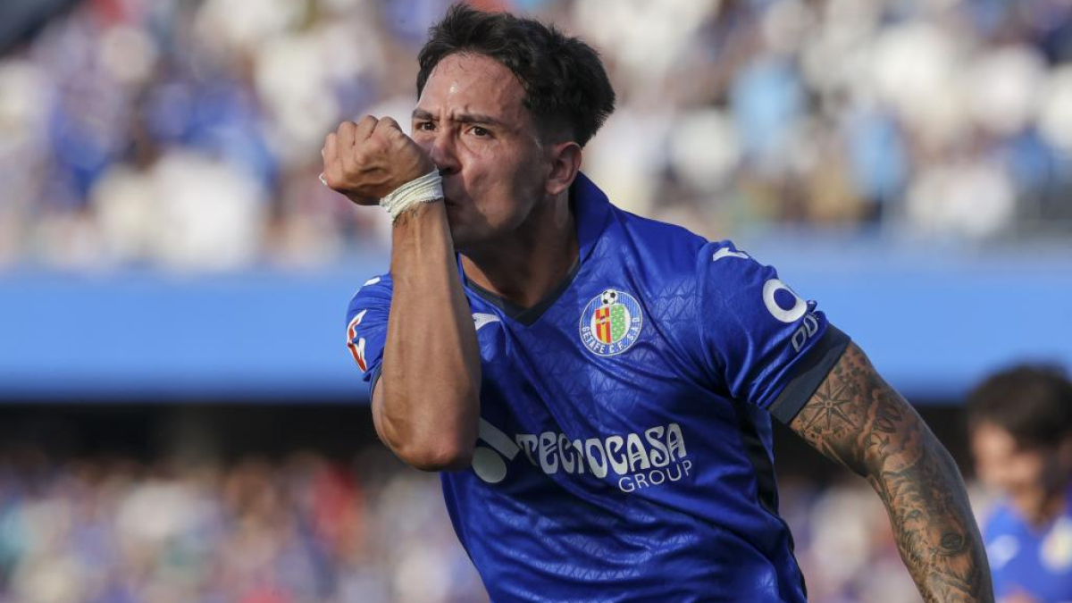 Uruguay informa de que Martín Satriano regresa a España por “un proceso inflamatorio” en su rodilla