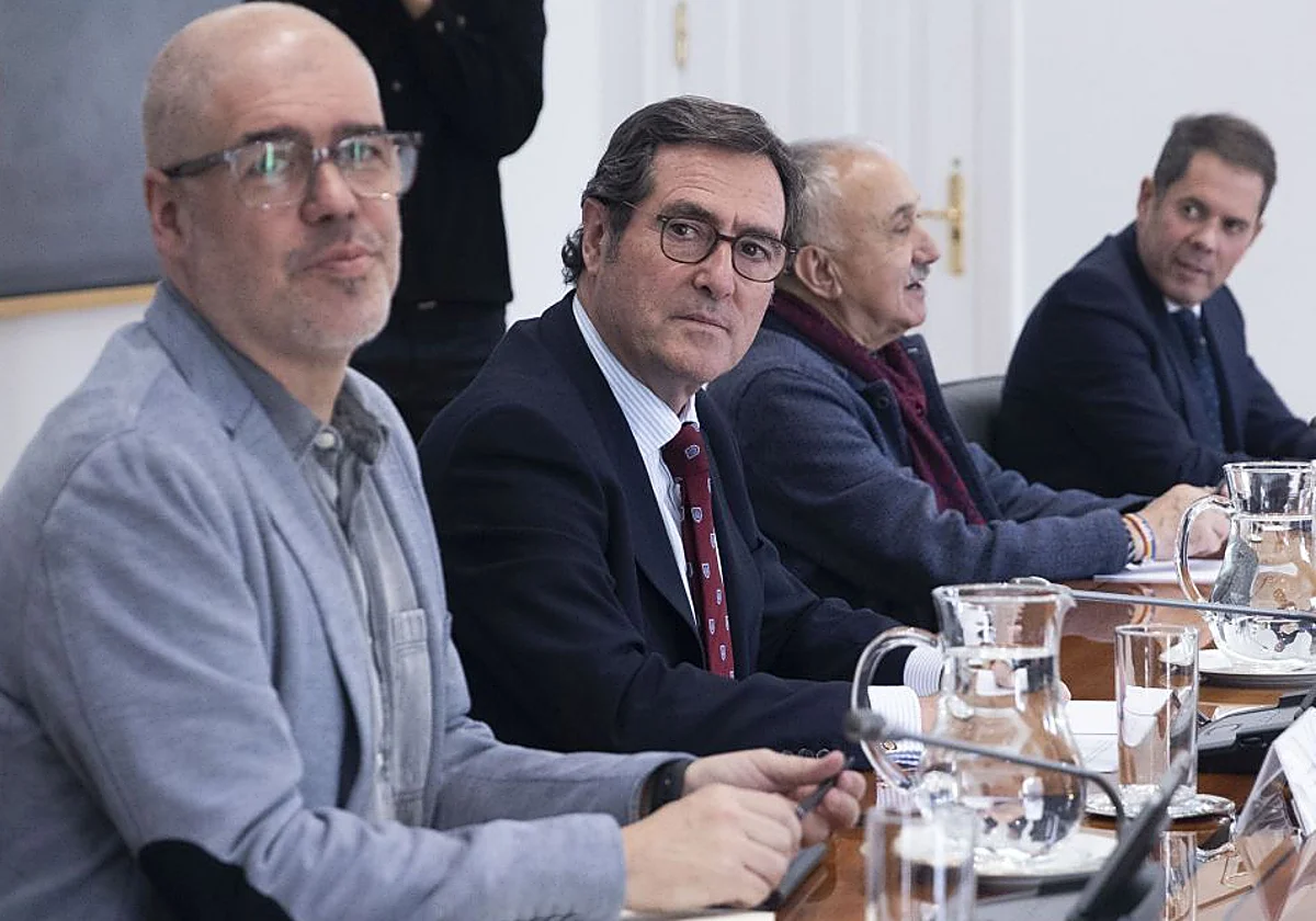 CEOE celebra la convocatoria de elecciones y los sindicatos destacan el «legado laboral» de Sánchez