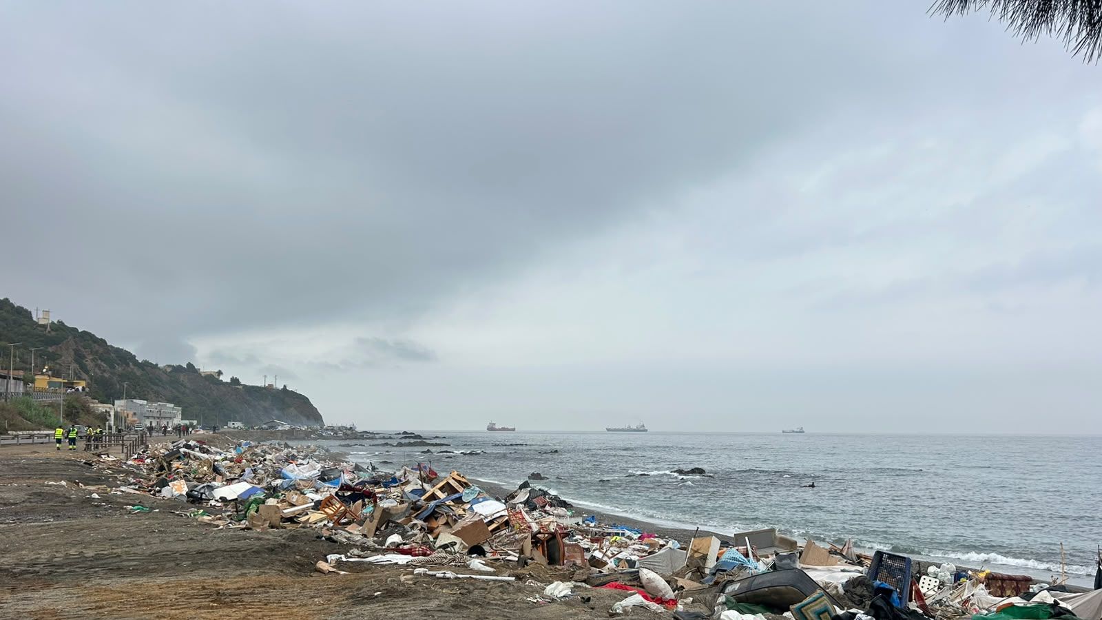 La Policía completa la última fase de la 'Operación Trampolín' en Ceuta: desaloja la playa y retira 61 toneladas de basura