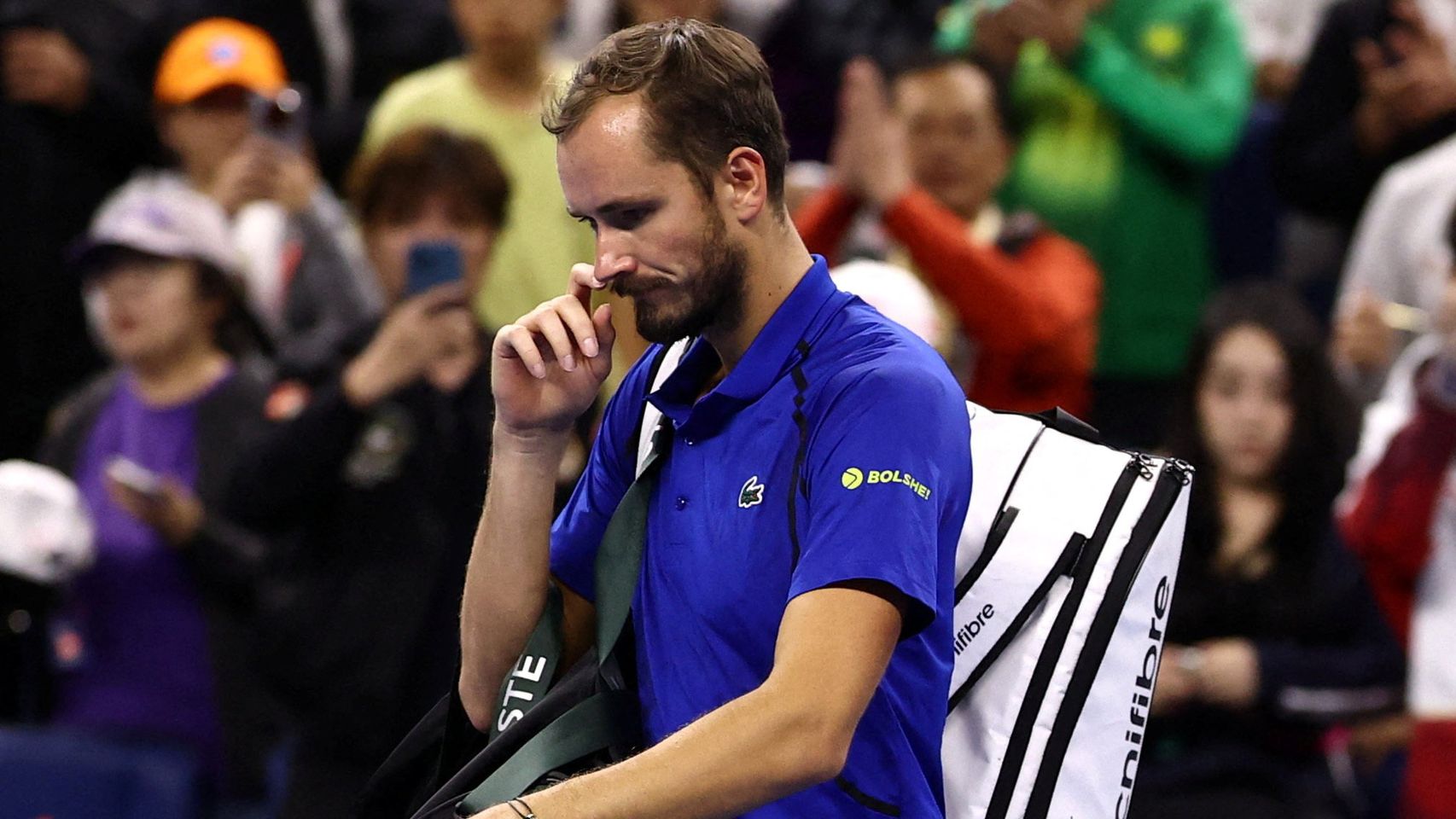Medvedev pierde los papeles ante Djokovic: da un pelotazo en el ojo a un aficionado y acaba descalificado en Pekín