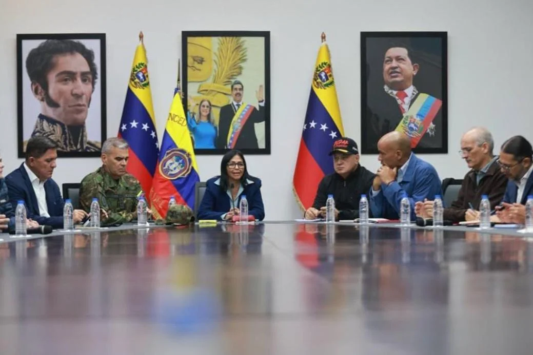 Delcy Rodríguez suaviza el tono e «invita» a EE UU a «trabajar juntos» en Venezuela