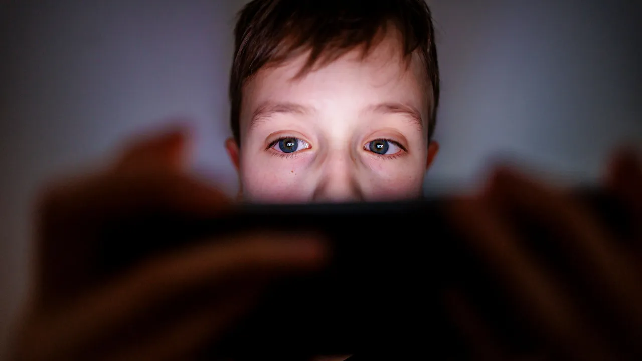 Hasta 1 de cada 5 casos de depresión en jóvenes podría estar asociado con el uso excesivo de celulares, según The Lancet